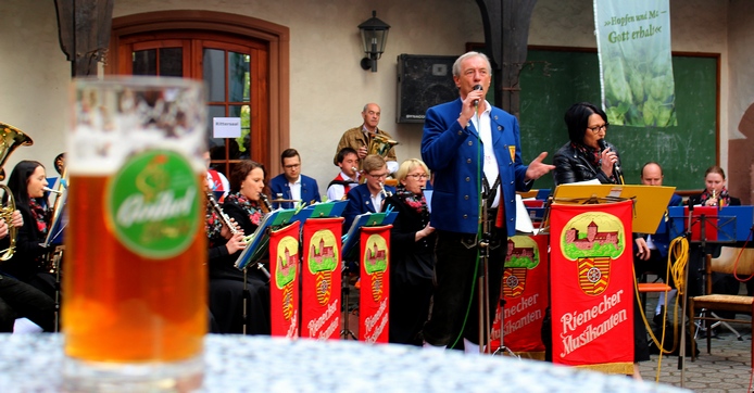 die Rienecker Musikanten im Burghof