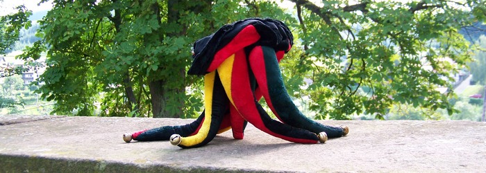 Narrenkappe auf der Mauer