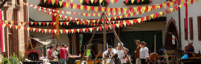 buntes Treiben auf dem Burghof