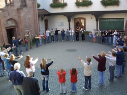 Pfadfindergruppe im Burghof